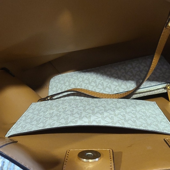 Michael Kors purse - Picture 3 of 4